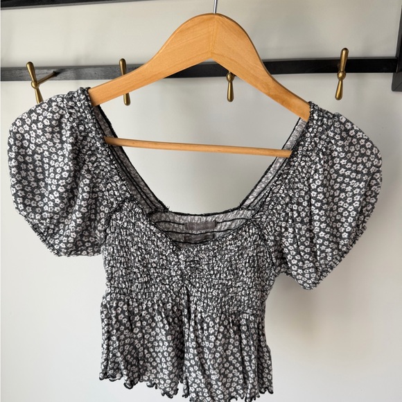 Urban Outfitters Navy Floral Smocked Puff-Sleeve Crop Top - Picture 2 of 5